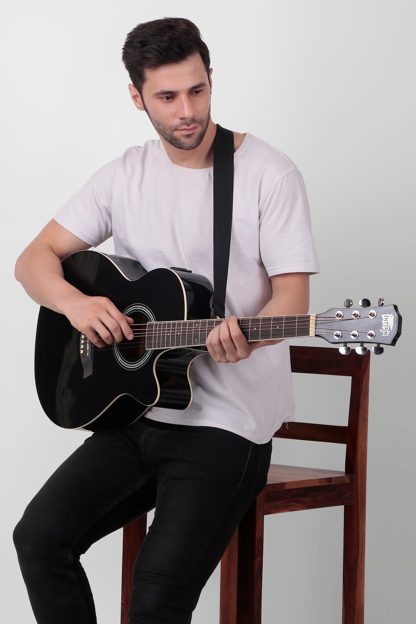 INTERN 40" Electric Acoustic Black Guitar With EQ, Set Of Strings, Strap, Picks And Bag