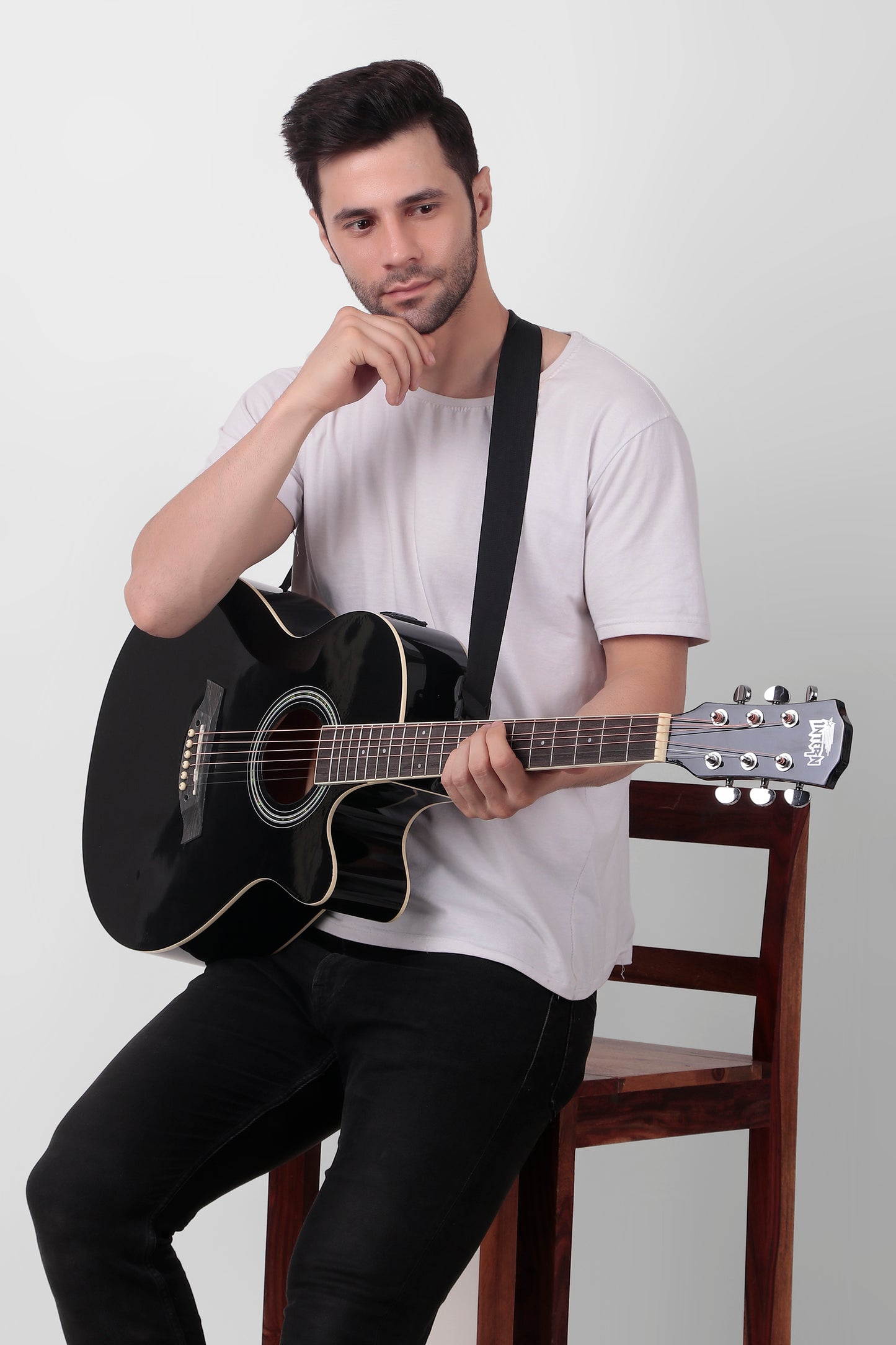 INTERN 40" Electric Acoustic Black Guitar With EQ, Set Of Strings, Strap, Picks And Bag