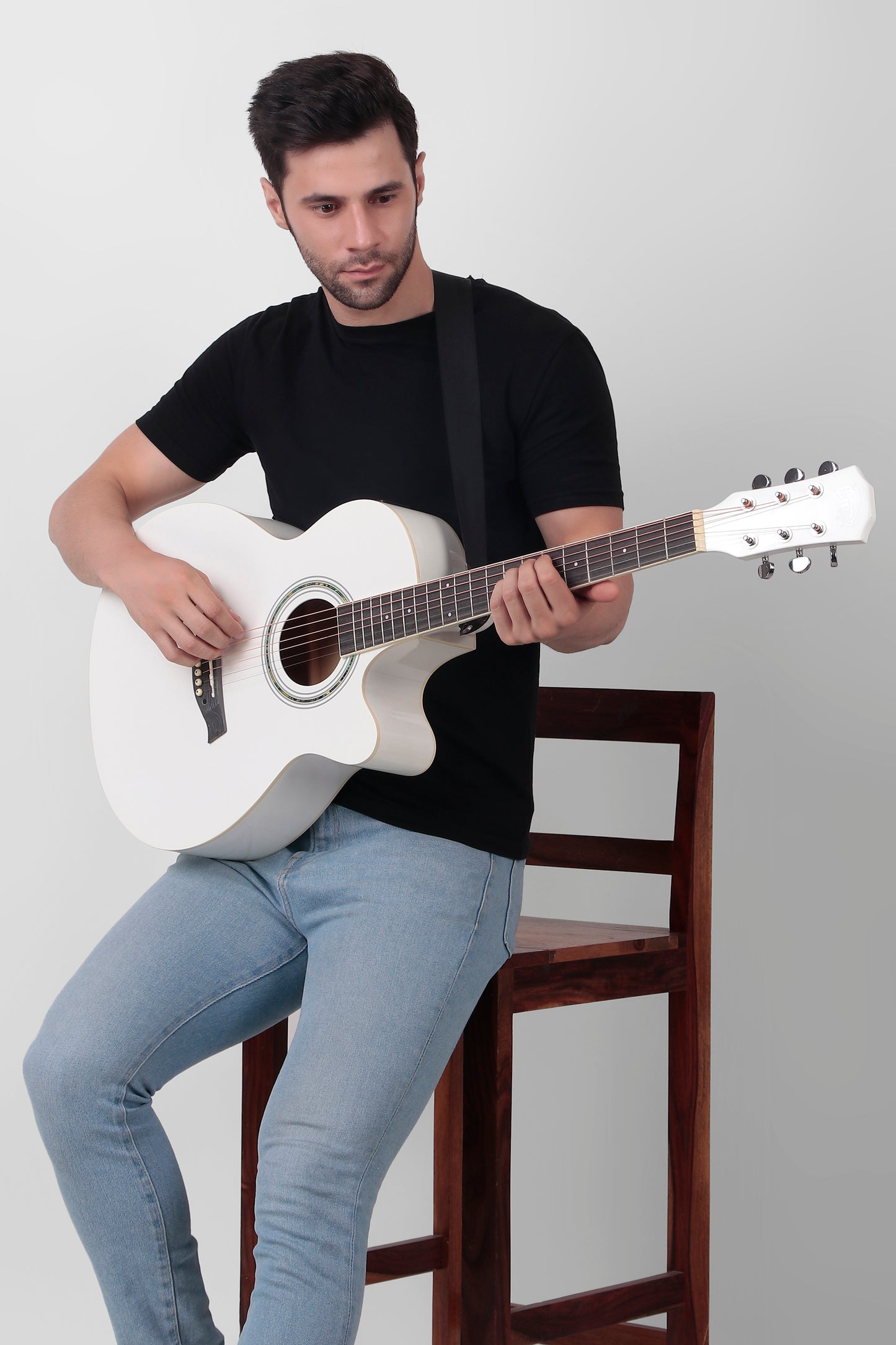 INTERN 40" Electric Acoustic White Guitar With EQ, Set Of Strings, Strap, Picks And Bag