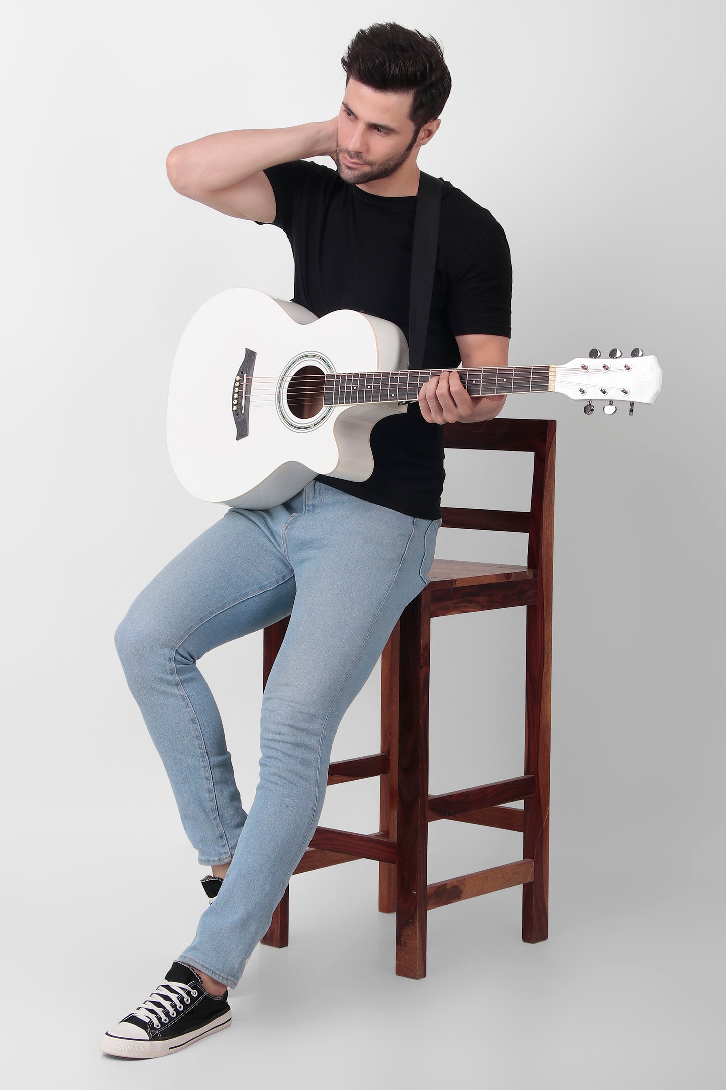 INTERN 40" Electric Acoustic White Guitar With EQ, Set Of Strings, Strap, Picks And Bag