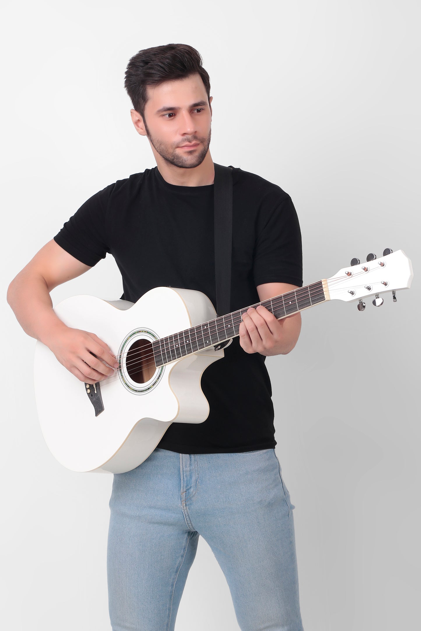 INTERN 40" Electric Acoustic White Guitar With EQ, Set Of Strings, Strap, Picks And Bag
